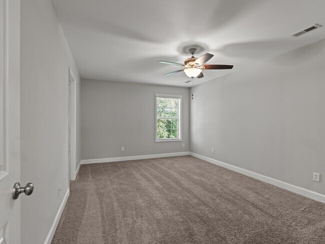 Building Photo - 114 Summer Pointe Ln NW