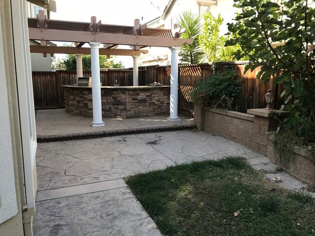 Building Photo - Beautiful 4 Bedroom, 2.5 Bath Mountain House Home