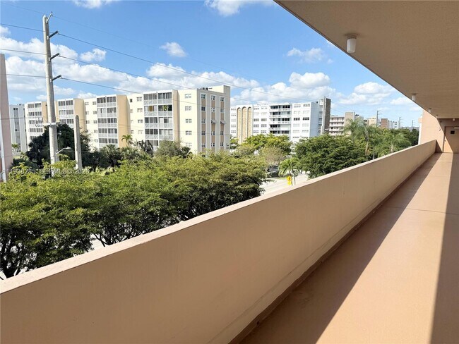 Building Photo - 300 NE 14th Ave