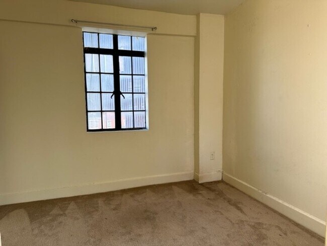 Building Photo - 213 N 2nd St