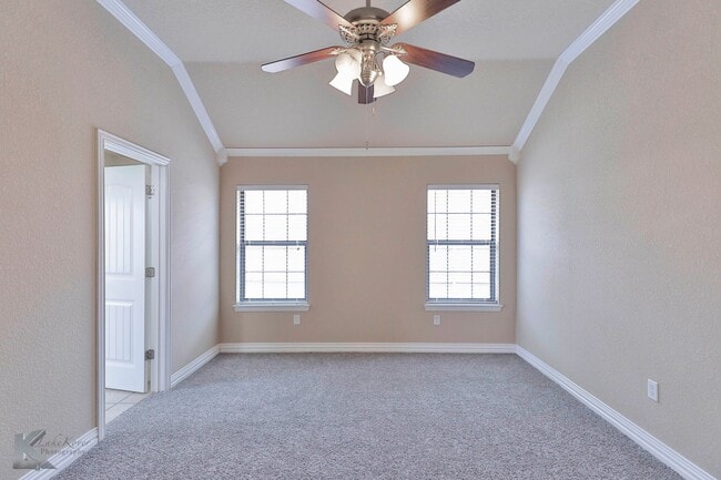 Building Photo - 4 bed 2 bath; newer carpet!