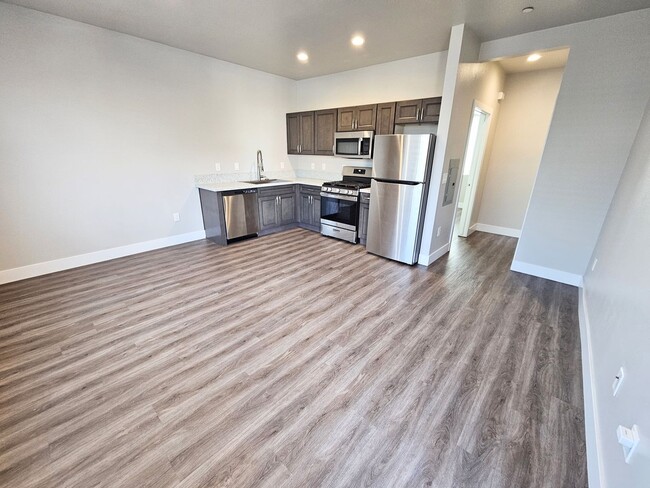 Building Photo - **Nearly New 1-Bedroom Midtown Apartment f...