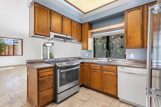 Building Photo - 1527 Verdi St