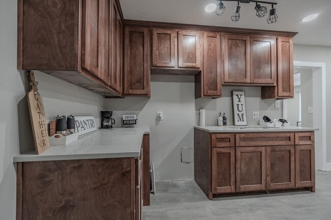 Building Photo - 2127 Strawberry Rd