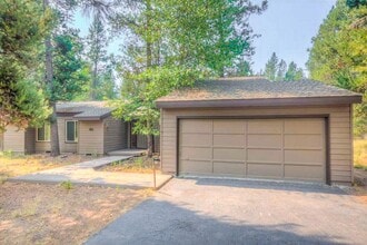 Building Photo - 3 Bedroom 2 Bath Fully Furnished - Sunriver Oregon