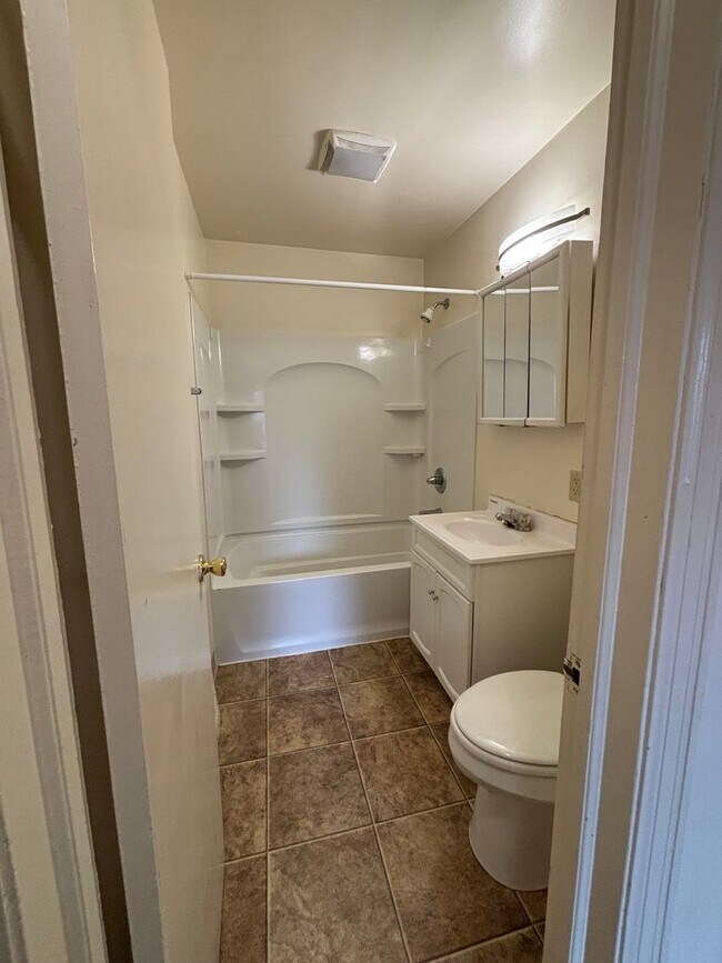 Building Photo - 2 Bedroom Home