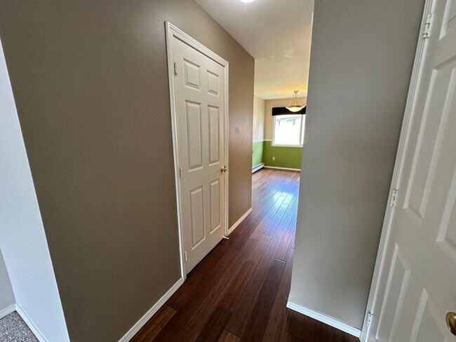 Building Photo - Beautiful 2 Bed 1.5 Bath Condo!