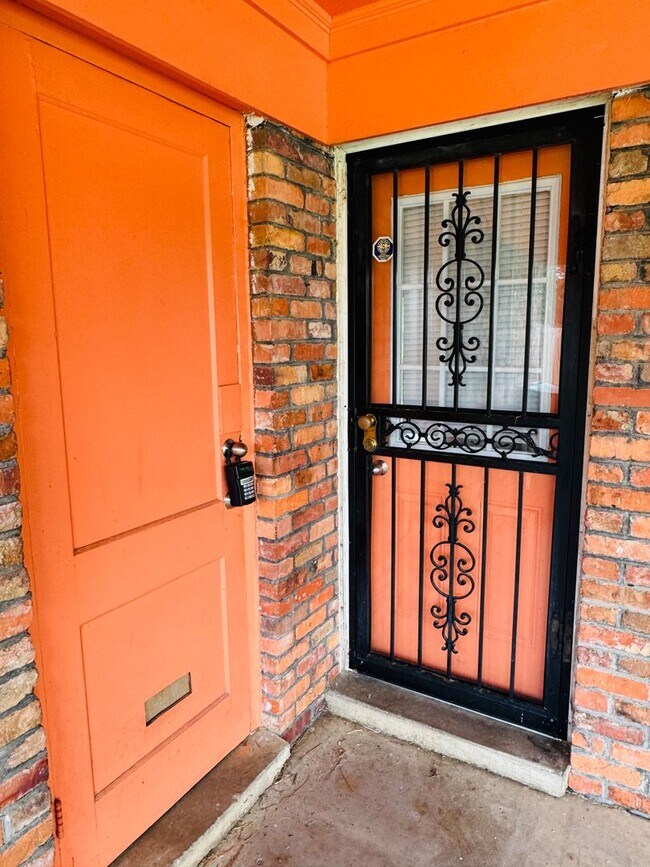 Building Photo - 3-Bedroom -Bright, Charming, and Move-In R...