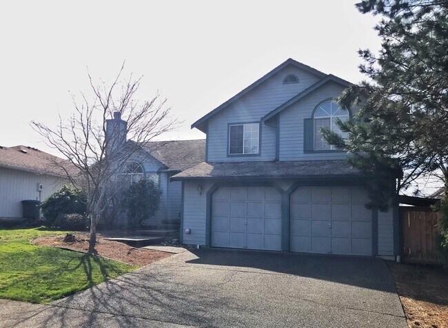 Building Photo - Great 3 bed with huge yard!