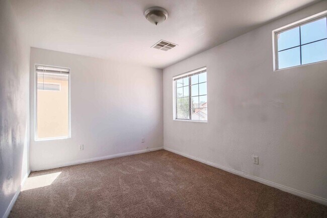 Building Photo - Cute 5 Bedroom Home with a 3 Car Garage!