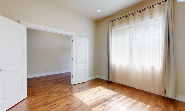 Building Photo - 4 bed, 4 bath home in Kennewick