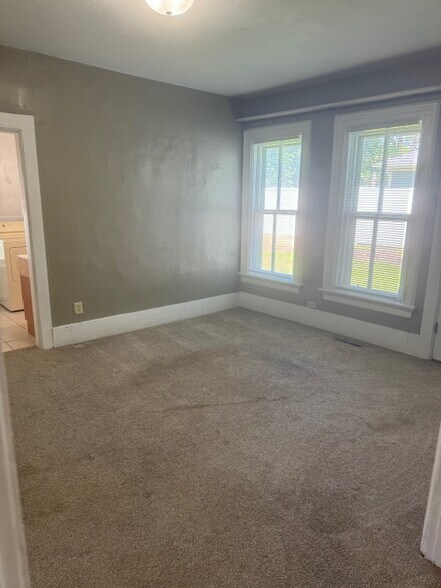 Family Room - 822 7th St S