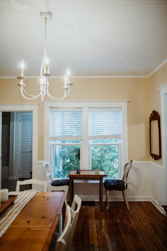 Building Photo - 108 W 6th St