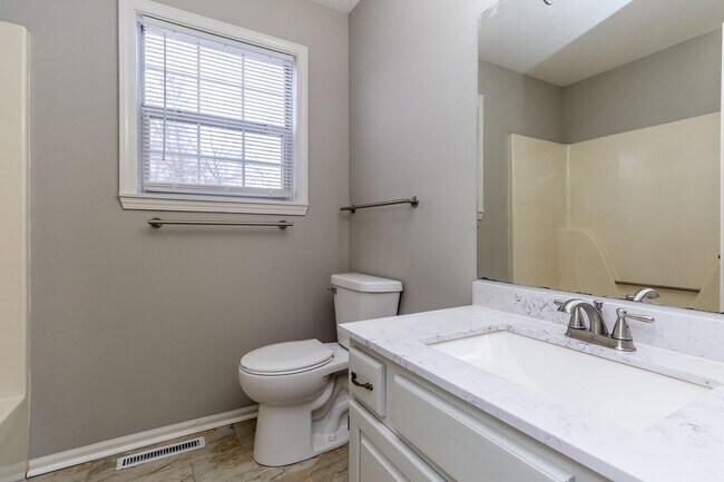 Building Photo - Beautiful Colonial Style Contemporary Home in South Columbia!