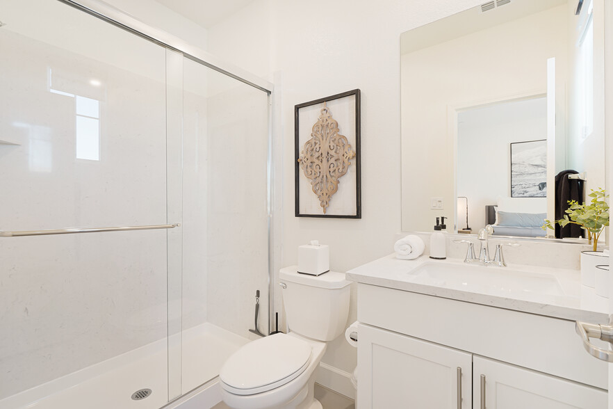 Downstairs en-suite bathroom. - 5919 Lakestone Dr