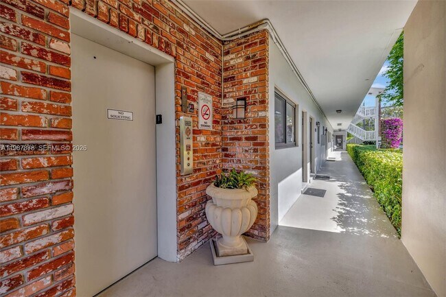 Building Photo - 2190 NE 51st Ct