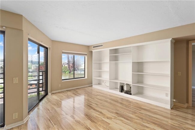 Building Photo - 1444 W 10th St