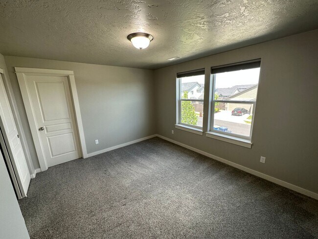 Building Photo - Charming and Modern Redmond Home: Pet-Friendly, Two-Car Garage, and More!
