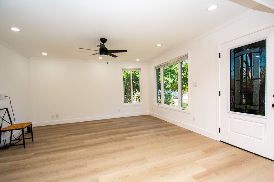 Building Photo - 1099 Bradford Dr