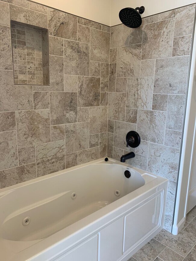 Building Photo - 4740 Hillcrest Ave