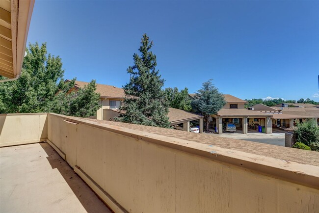 Building Photo - Townhome between Downtown and Thumb Butte!