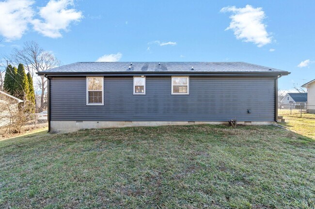 Building Photo - 3 Bedroom Dog Friendly Home For Rent!