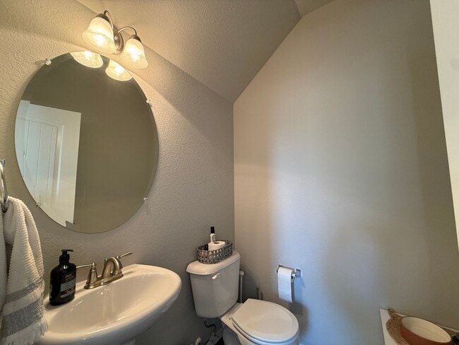 Building Photo - Gorgeous 2 Bed 3 Bath Townhome Right off the Powers Corridor!!