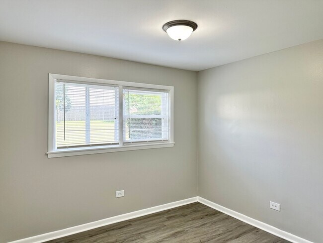 Building Photo - 9709 W Lorraine Dr