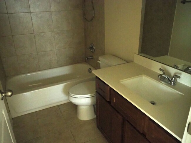 Building Photo - 4903 Villas Dr