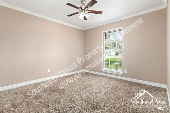 Building Photo - 250 Duhon St