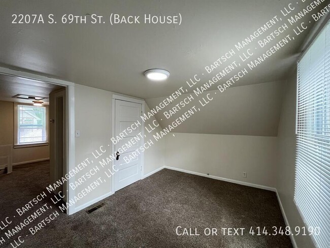 Building Photo - 2207 S 69th St