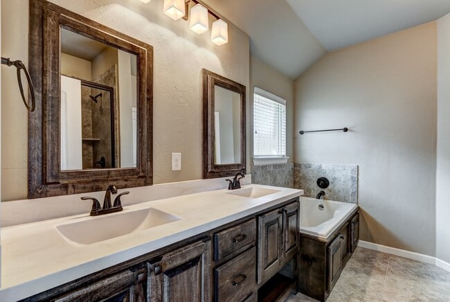 Building Photo - NEWER HOME IN MUSTANG SCHOOL DISTRICT AVAI...