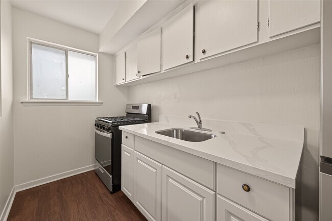 Building Photo - 1217 Heights Blvd