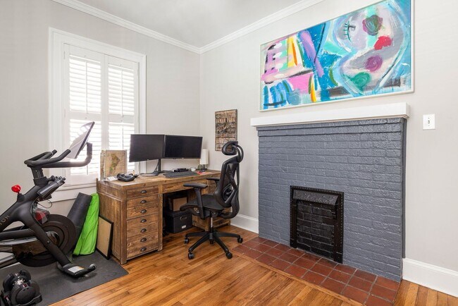 Building Photo - Beautifully Updated 2/2 w/ Great Backyard ...