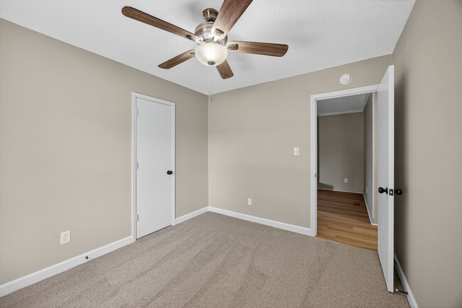 Building Photo - 3 bedroom, 2 bathroom House in Eden!