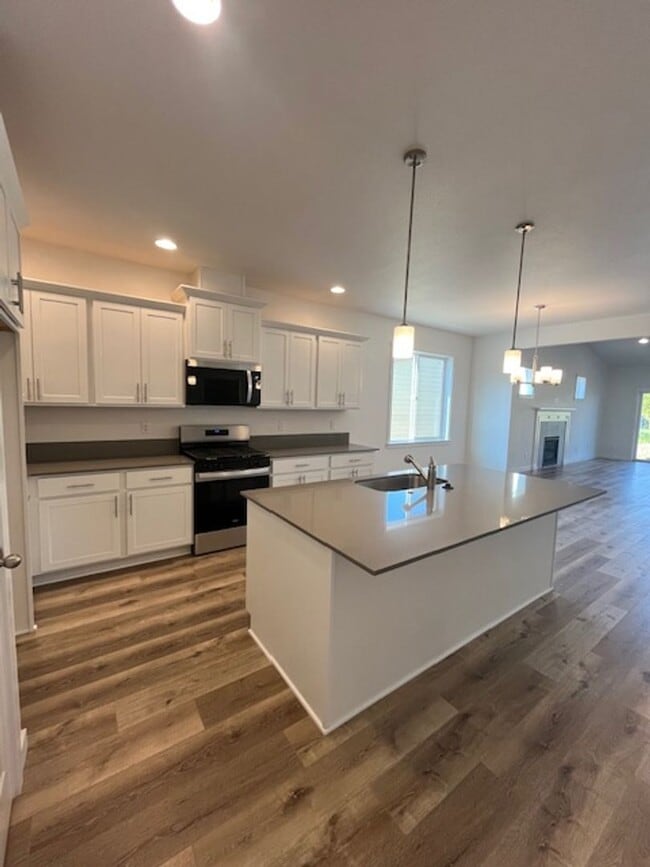 Building Photo - $250 off first full month!!! 3 Bedroom 2 B...