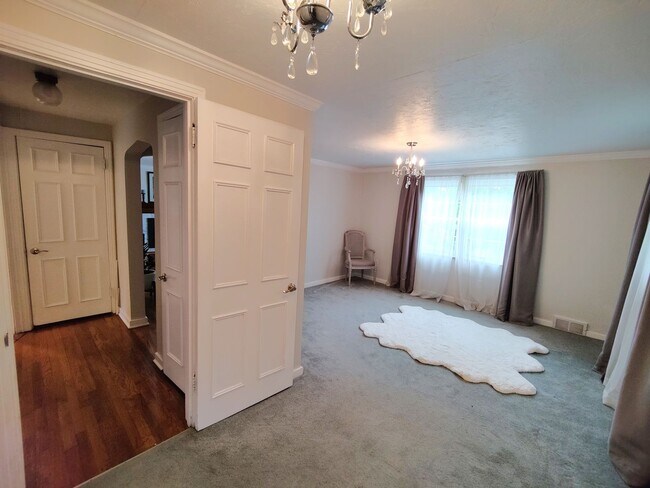 Building Photo - *Beautifully Updated & Spacious 3BD/2BA Si...