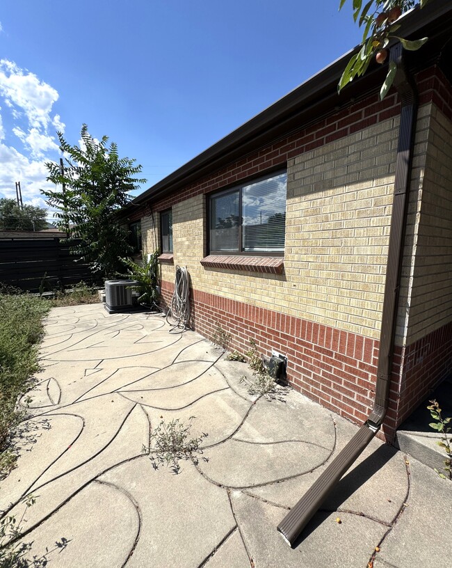 Building Photo - 2000 W Elk Pl
