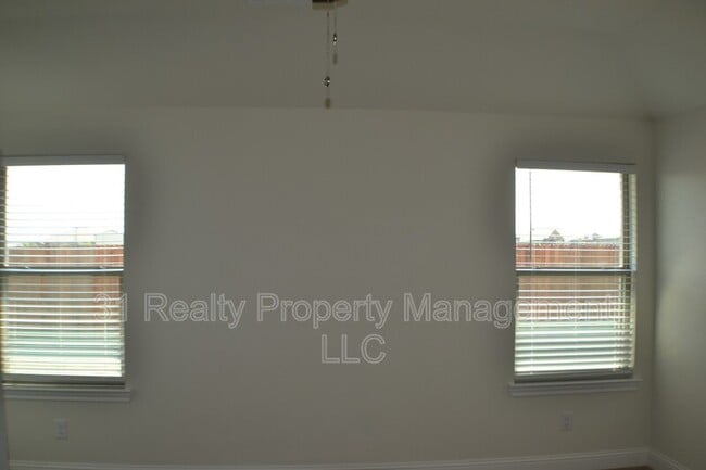 Building Photo - 1119 Sumner Dr