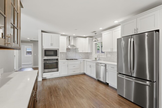 Building Photo - Large Ranch on Cul-de-sac