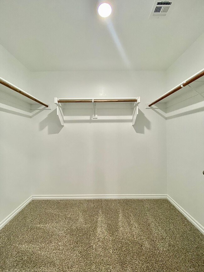 Building Photo - 4 Bed 2 Bath, w/Office in Deer Creek Schools