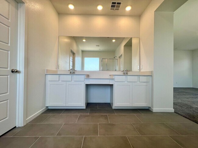Building Photo - Stunning Newly Built 4-Bedroom, 3-Bathroom Home in Henderson