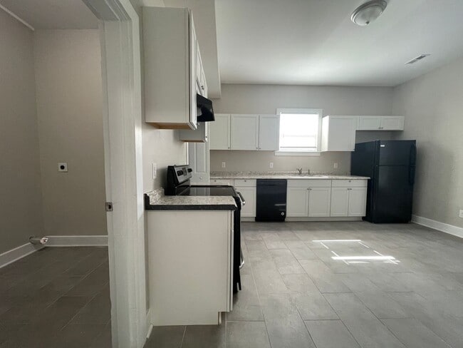Building Photo - Newly and completely renovated 4 bedroom, ...