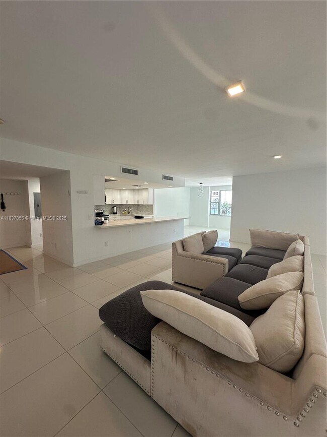 Building Photo - 5255 Collins Ave