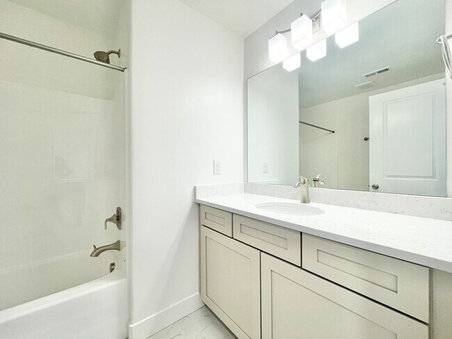 Building Photo - Beautiful Townhome at Mountain Ridge!