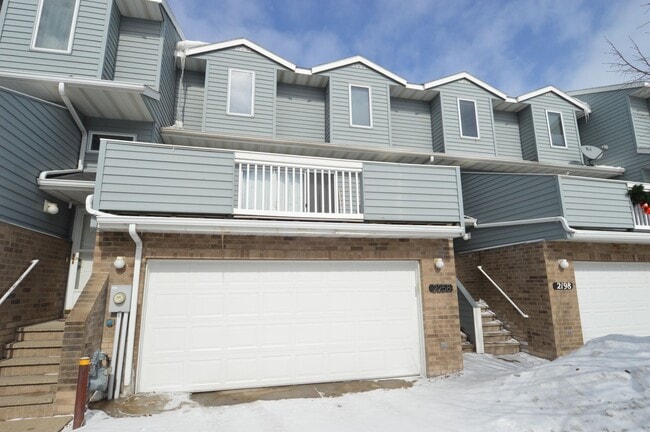 Building Photo - 2 Bed + Den, 2.5 Bathroom Townhouse for Rent