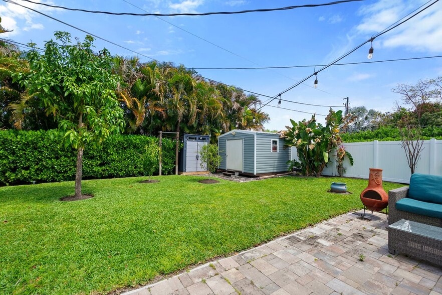 Building Photo - 911 W Hawie St