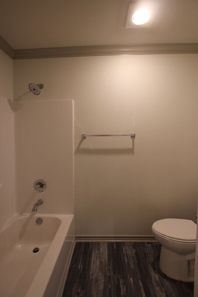 Building Photo - Beautiful 3 Bedroom 2 Bathroom Townhouse i...