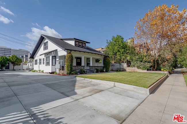 Primary Photo - 247 S Catalina Ave