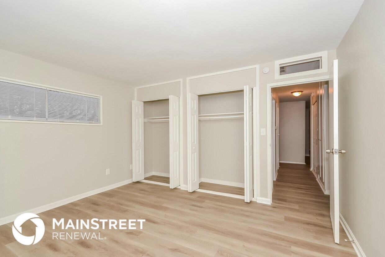 Building Photo - 8691 Bobolink Dr